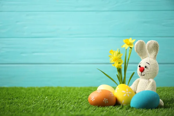 五彩缤纷的复活节彩蛋 野兔和水仙花 绿色的草地 浅蓝色的背景 案文的篇幅 — 图库照片