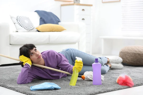 Mujer Perezosa Procrastinando Mientras Limpia Casa — Foto de Stock