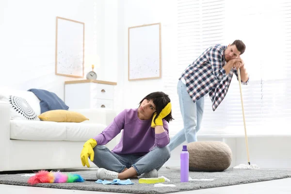 Pareja Perezosa Procrastinando Mientras Limpia Casa — Foto de Stock