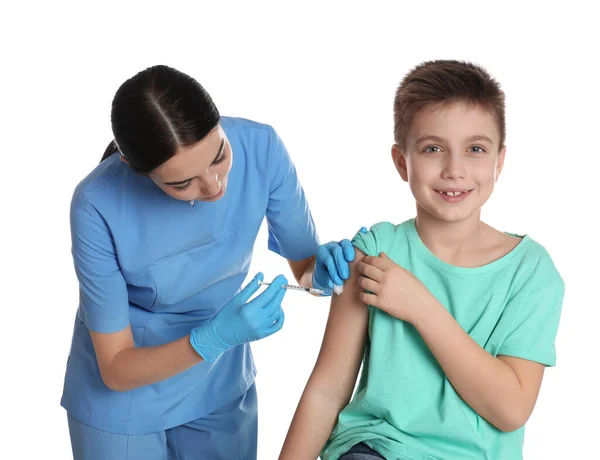 Médico Vacunando Niño Pequeño Sobre Fondo Blanco —  Fotos de Stock