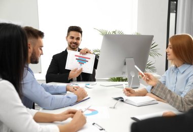 Ofisteki insanlarla çalışan profesyonel bir iş eğitmeni.