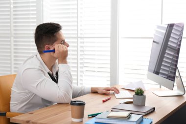 Tembel çalışan ofiste vakit harcıyor.