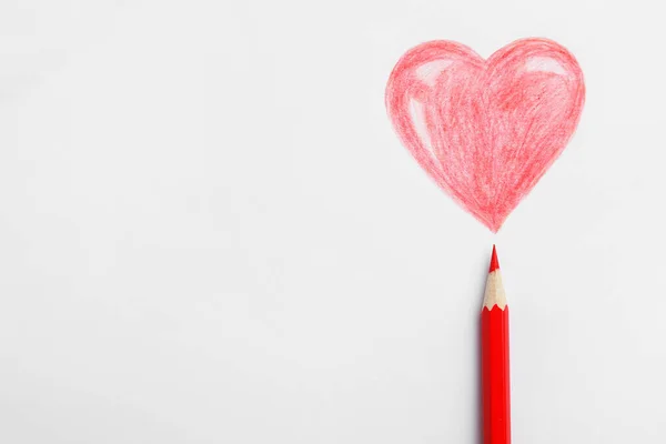 Desen Inimă Creion Roșu Fundal Alb Vedere Sus — Fotografie, imagine de stoc