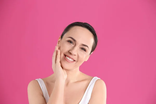 Retrato Una Hermosa Mujer Madura Sobre Fondo Rosa —  Fotos de Stock