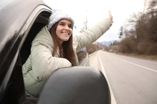 Mujer Feliz Asomándose Por Ventana Del Coche Carretera Vacaciones Invierno — Foto de Stock