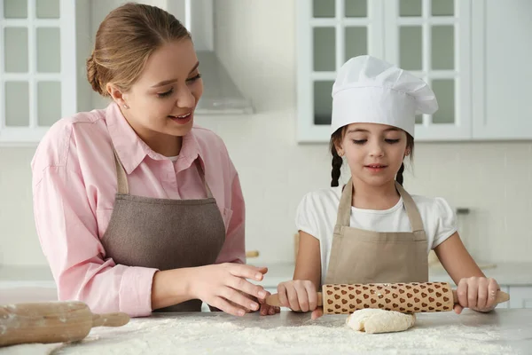 Moeder Dochter Koken Samen Keuken — Stockfoto