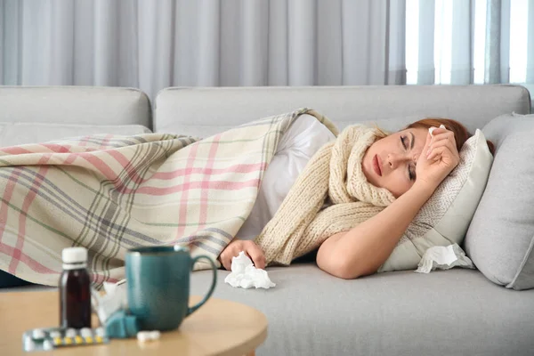 Άρρωστη Γυναίκα Ξαπλωμένη Στον Καναπέ Στο Σπίτι Ιός Γρίπης — Φωτογραφία Αρχείου