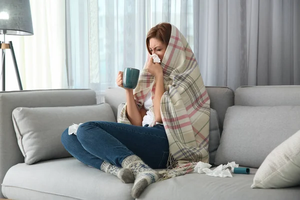 Kranke Frau Karo Mit Einem Becher Heißgetränk Hause Grippeviren — Stockfoto