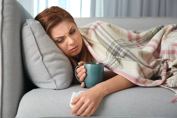 Kranke Frau Mit Einer Tasse Heißgetränk Liegt Hause Auf Dem — Stockfoto