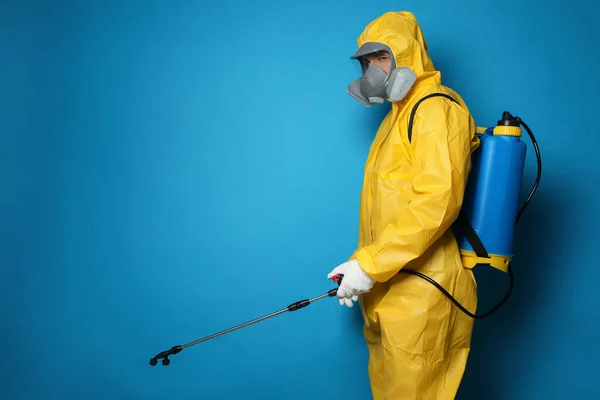 Man Beschermend Pak Met Insecticide Spray Blauwe Achtergrond Ruimte Voor — Stockfoto