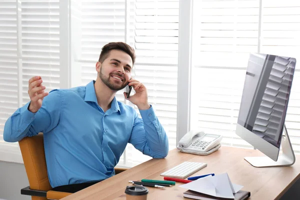 Empleado Perezoso Hablando Teléfono Inteligente Mesa Oficina — Foto de Stock