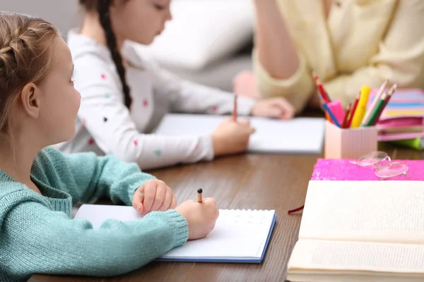 Kleine Mädchen Machen Hausaufgaben Mit Mutter Tisch — Stockfoto