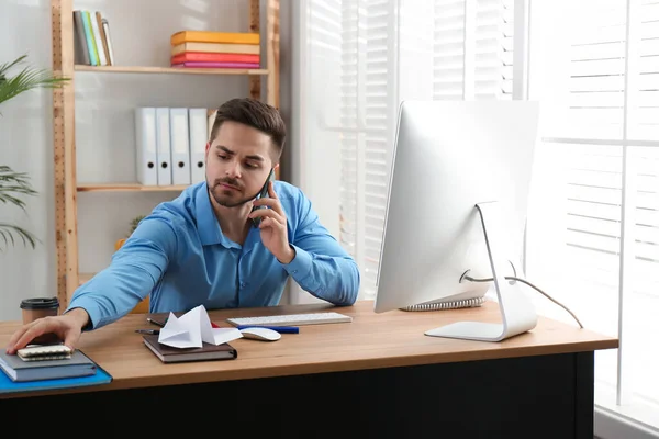 Fauler Mitarbeiter Telefoniert Tisch Büro Mit Dem Smartphone — Stockfoto