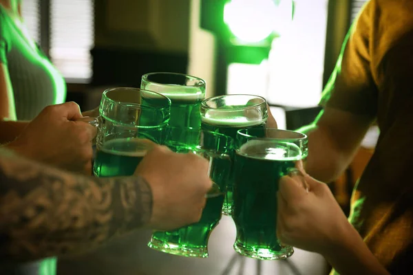 Групу Друзів Смажать Зеленим Пивом Пабі Клуатрі День Святого Патрика — стокове фото
