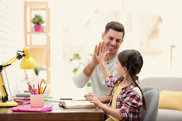 Padre Hija Haciendo Deberes Juntos Mesa Interior — Foto de Stock