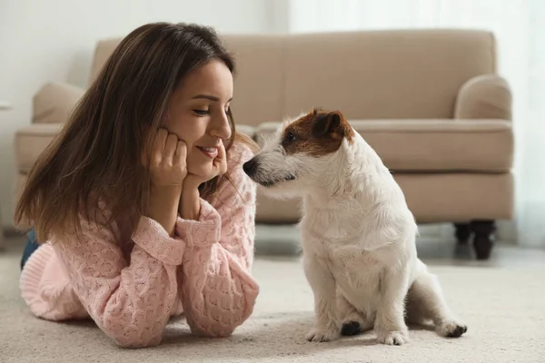 Ung Kvinna Med Sin Söta Jack Russell Terrier Hemma Härligt — Stockfoto