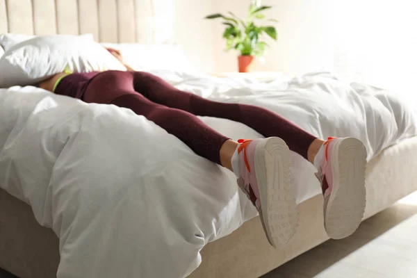 Mujer Joven Perezosa Durmiendo Cama Lugar Entrenamiento Matutino Centran Las —  Fotos de Stock