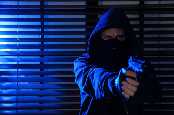 근처에서 총으로 마스크를 범죄자 — 스톡 사진