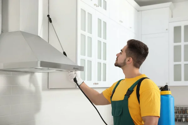 Pekerja Pengendalian Hama Penyemprotan Insektisida Pada Furnitur Dapur — Stok Foto