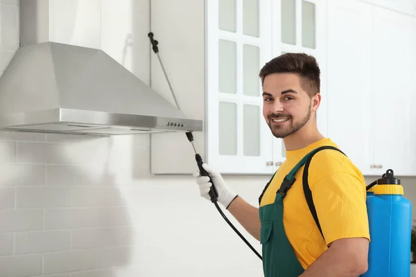 Ongediertebestrijder Spuiten Insecticide Meubels Keuken — Stockfoto