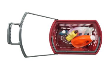 Farklı deterjanlarla dolu alışveriş sepeti beyaza izole edilmiş.