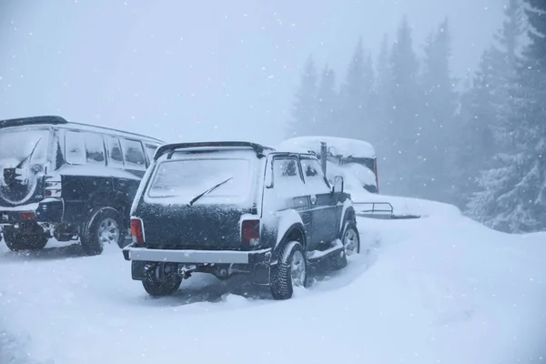 Autos Wintertagen Freien Mit Schnee Bedeckt — Stockfoto