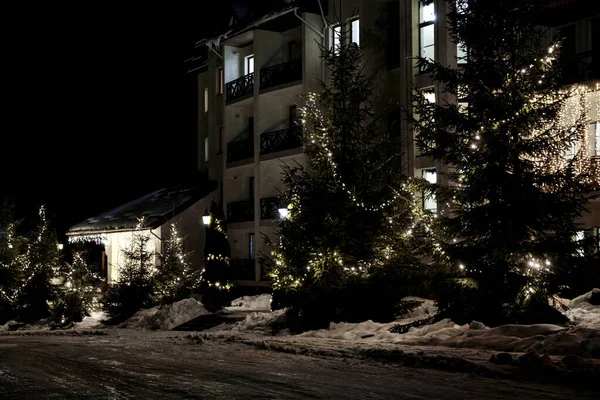 夜の美しい近代的なホテル 冬休み — ストック写真