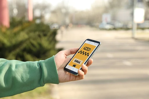 Mann Bestellt Taxi Mit Smartphone Auf Stadtstraße Nahaufnahme — Stockfoto