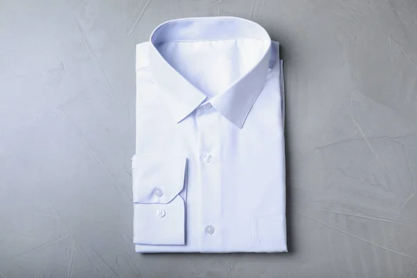 Elegante Camisa Blanca Sobre Fondo Gris Vista Superior Servicio Limpieza — Foto de Stock