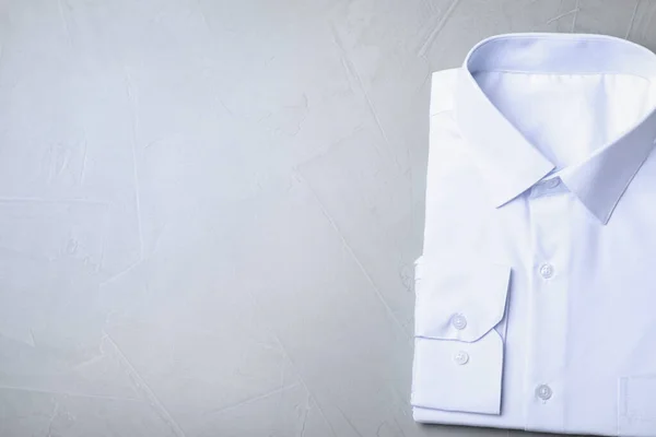 Elegante Camisa Blanca Sobre Fondo Gris Vista Superior Con Espacio — Foto de Stock