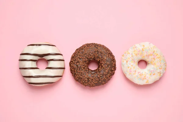 Deliciosos Donuts Envidraçados Fundo Rosa Flat Lay — Fotografia de Stock