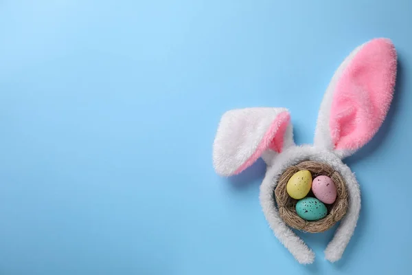 头带与兔子耳朵 彩蛋和文字的空间浅蓝色背景 平坦的躺 复活节假期 — 图库照片