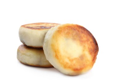 Beyaz üzerine izole edilmiş lezzetli süzme peynirli krepler.