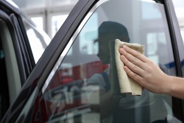 Çalışanların araba camlarını folyoyla boyayıp atölyede kapatıyorlar.