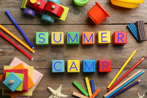 Плоска Композиція Фразою Summer Camp Різнокольорових Кубиків Дерев Яному Фоні — стокове фото