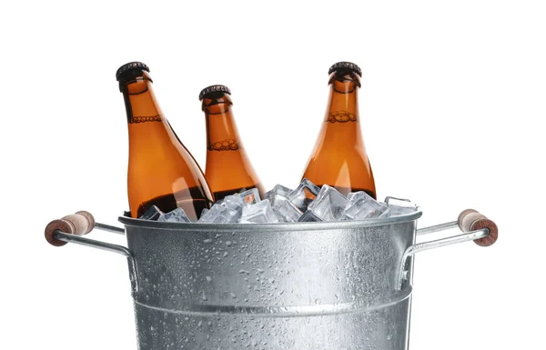 Balde Metal Com Garrafas Cerveja Cubos Gelo Isolados Branco — Fotografia de Stock