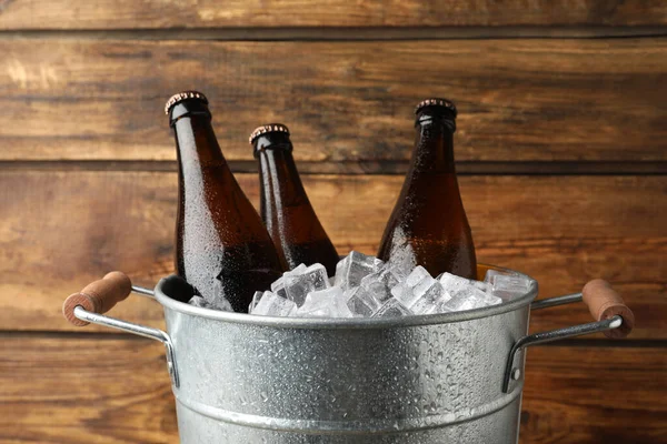 Balde Metal Com Cubos Cerveja Gelo Fundo Madeira — Fotografia de Stock