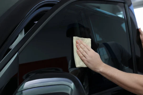 Obrero Teñido Ventana Del Coche Con Papel Aluminio Taller Primer —  Fotos de Stock