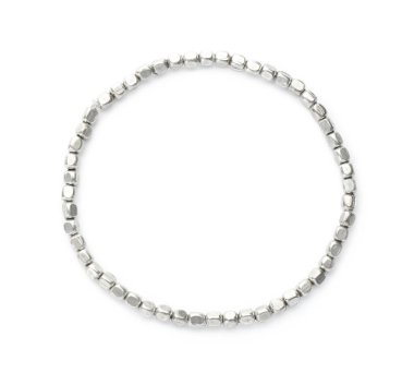 Üst görünümde izole edilmiş şık bilezik.