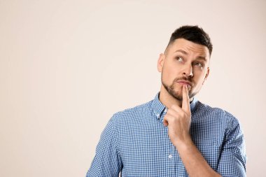 Gri arkaplanda duygusal adam, metin için boşluk