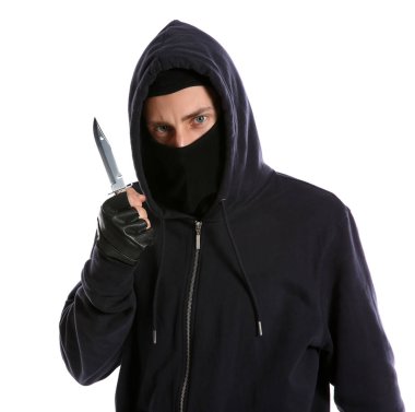 Beyaz arka planda bıçaklı maskeli bir adam. Tehlikeli suçlu.
