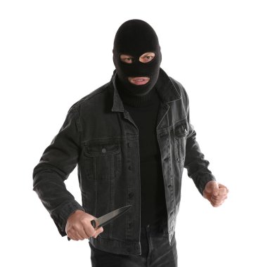 Beyaz arka planda bıçaklı maskeli bir adam. Tehlikeli suçlu.