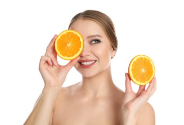 Beyaz arka planda turuncu kesilmiş genç bir kadın. Vitamin zengini yiyecekler