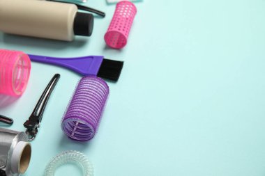 Açık mavi arkaplanda saç boyama için profesyonel araçlar, metin için alan