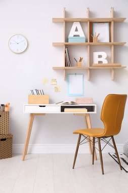 Modern konforlu iş yeri olan şık bir oda.