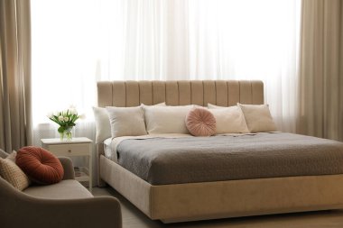 Geniş, rahat yataklı güzel bir oda.