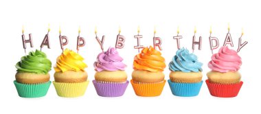 Beyaz zemin üzerine mumlar ile doğum günü cupcakes