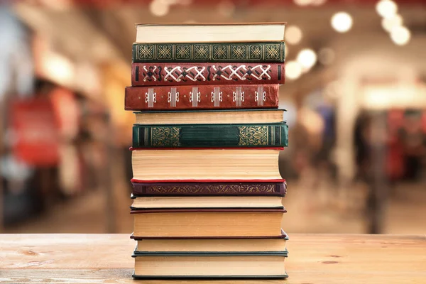 Coleção Diferentes Livros Mesa Madeira Contra Fundo Desfocado — Fotografia de Stock