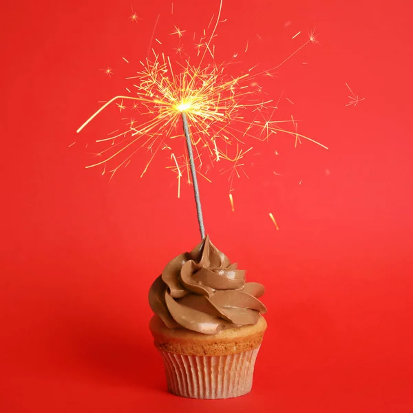 Cupcake Anniversaire Avec Scintillant Sur Fond Rouge — Photo