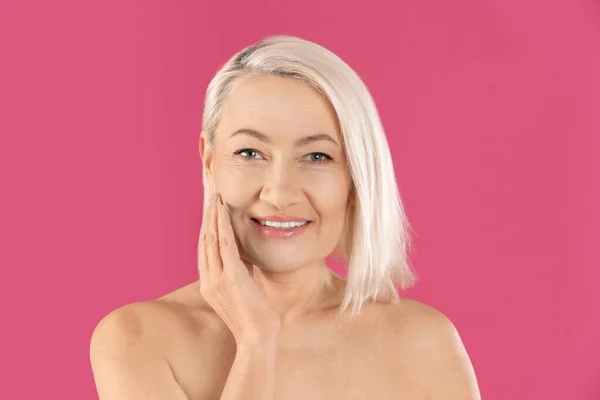 Portret Van Mooie Rijpe Vrouw Roze Achtergrond — Stockfoto
